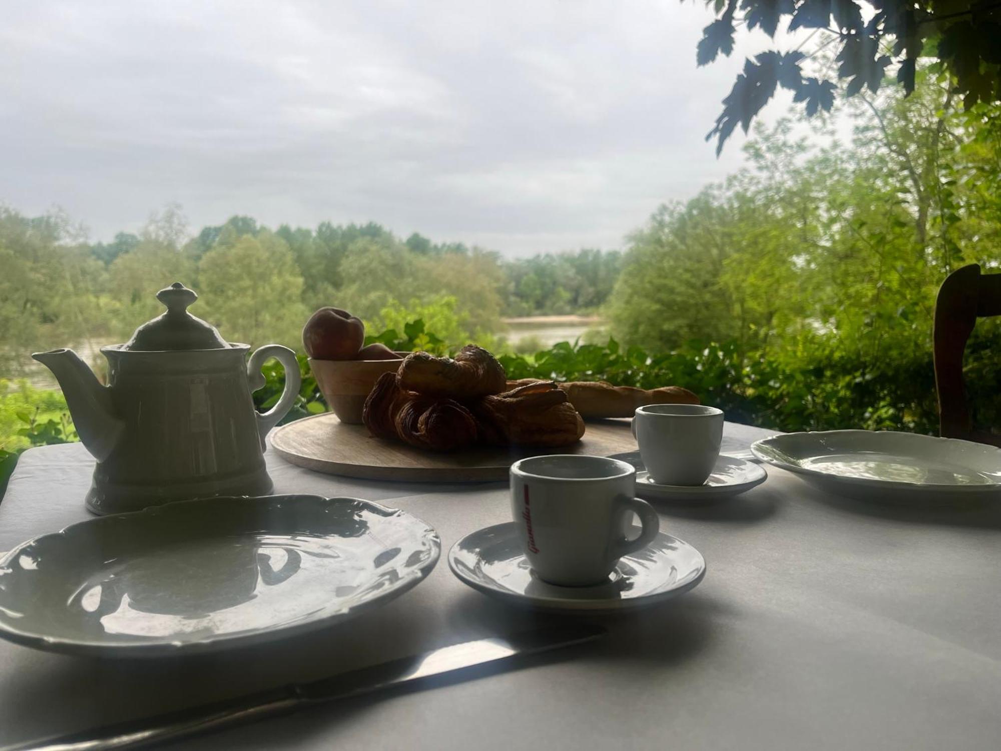 La Chaumiere De L'Eau Sauvage Hotell Villeneuve-sur-Allier Eksteriør bilde