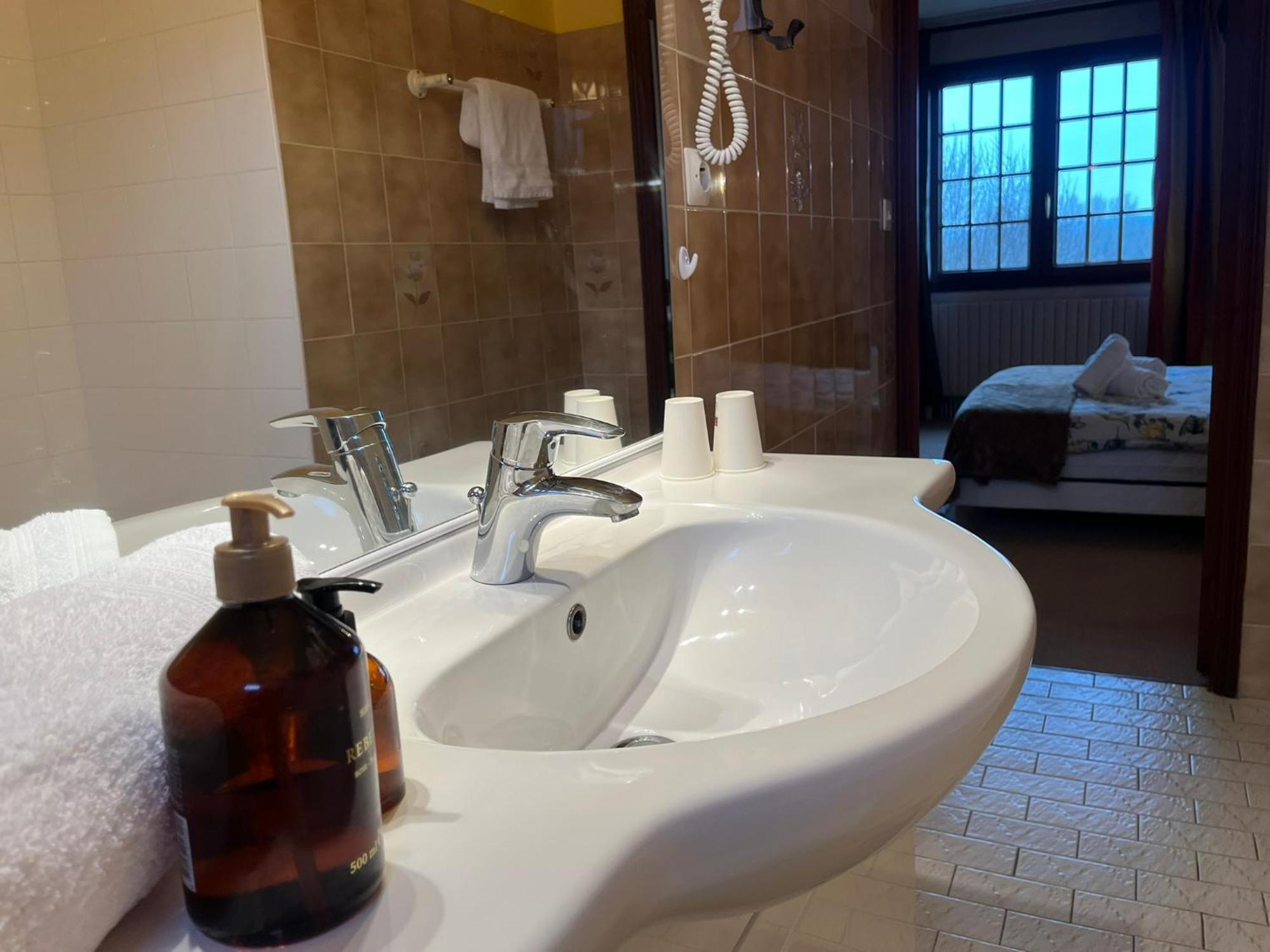 La Chaumiere De L'Eau Sauvage Hotell Villeneuve-sur-Allier Eksteriør bilde
